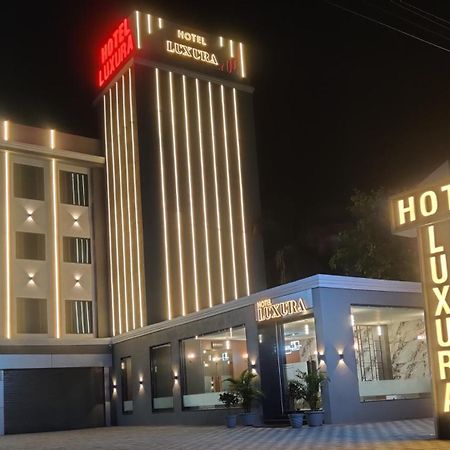 Hotel Luxura, Ahmadábád Kültér fotó