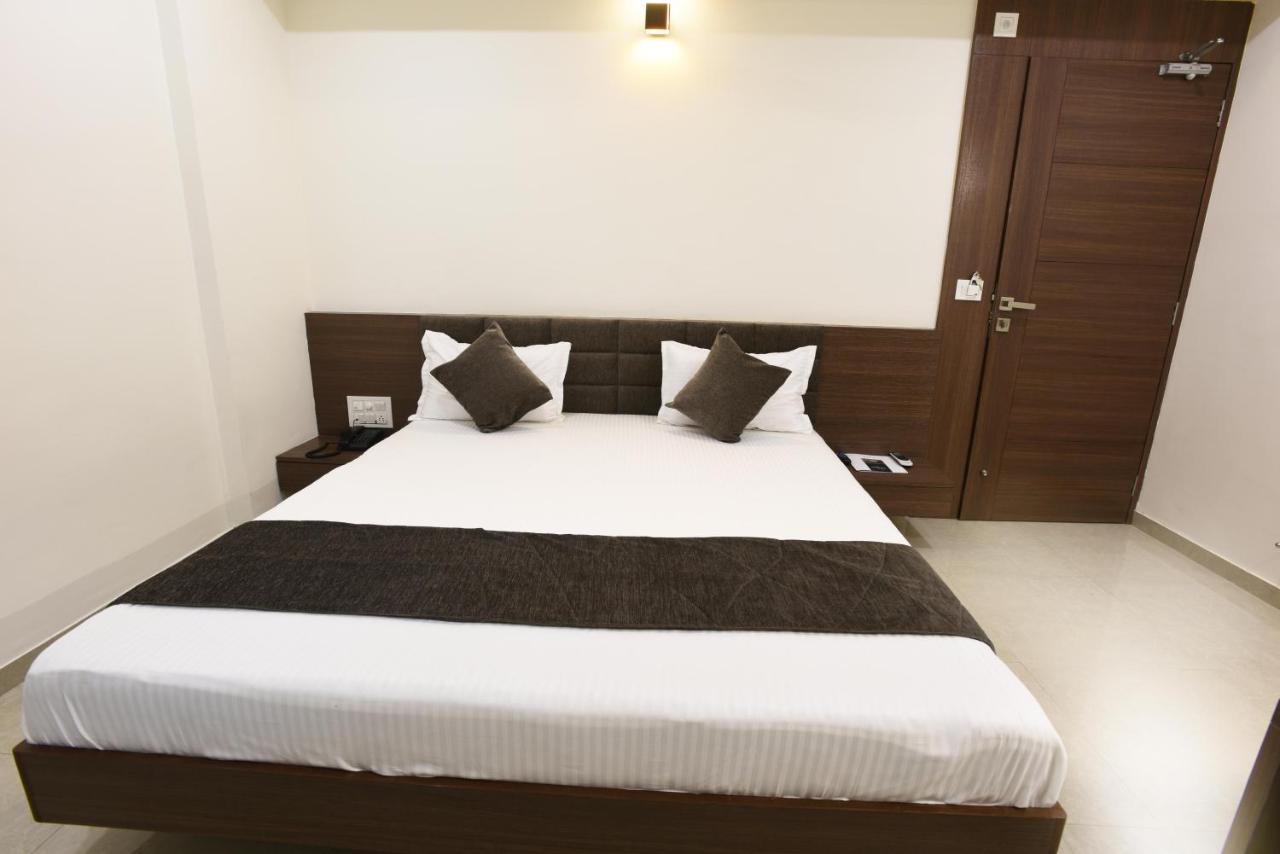 Hotel Luxura, Ahmadábád Kültér fotó