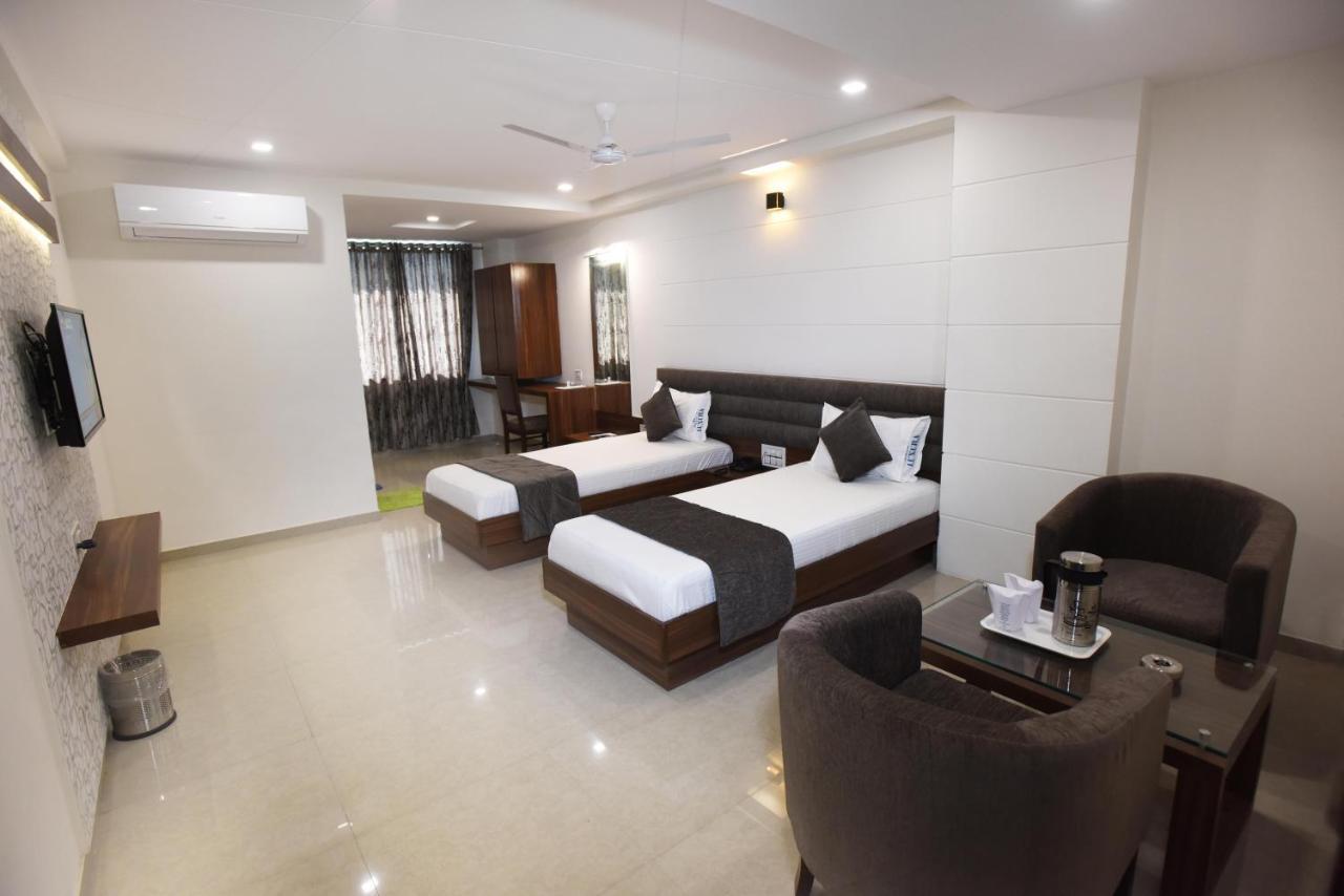 Hotel Luxura, Ahmadábád Kültér fotó